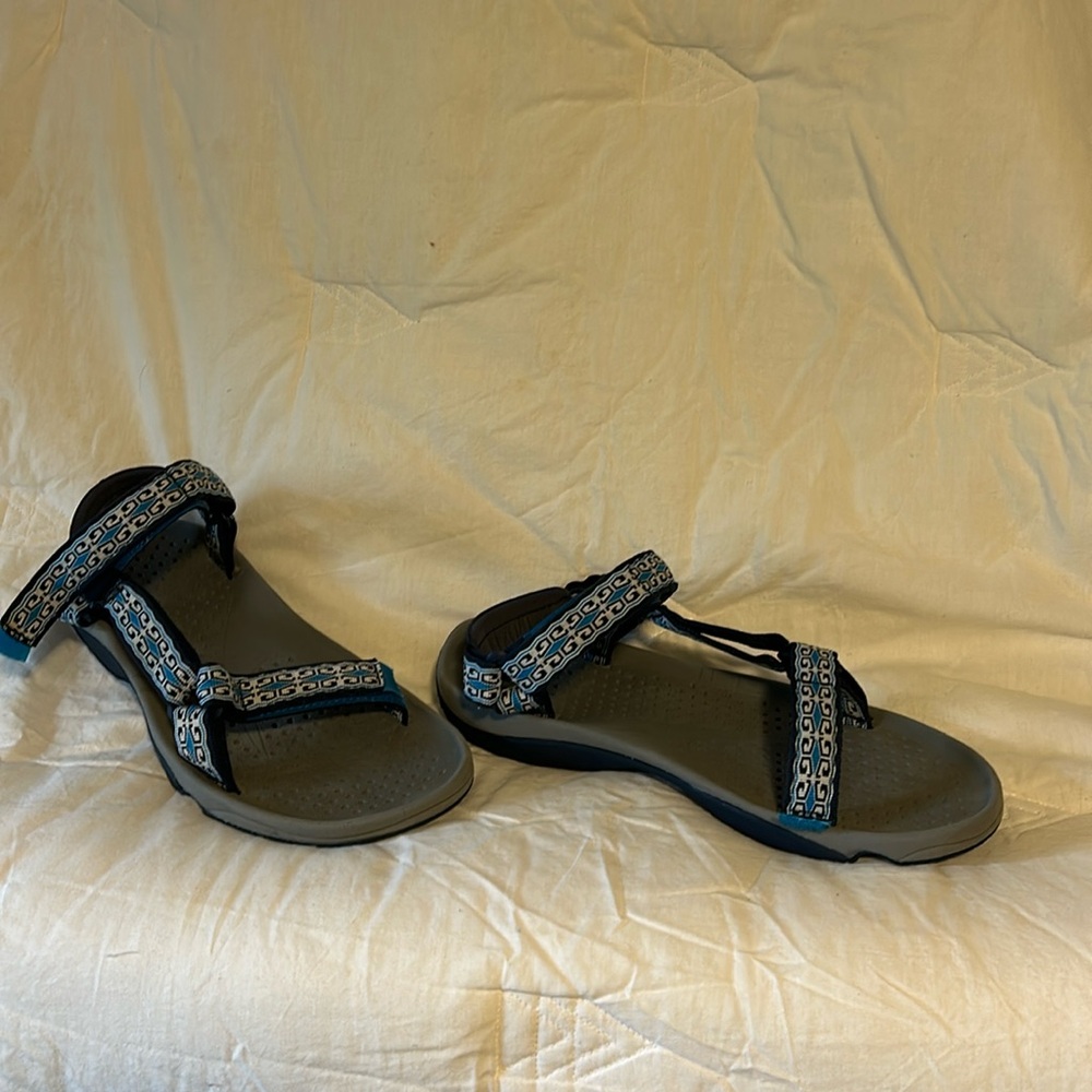 Women’s popular TEVA SANDALS. Size 10